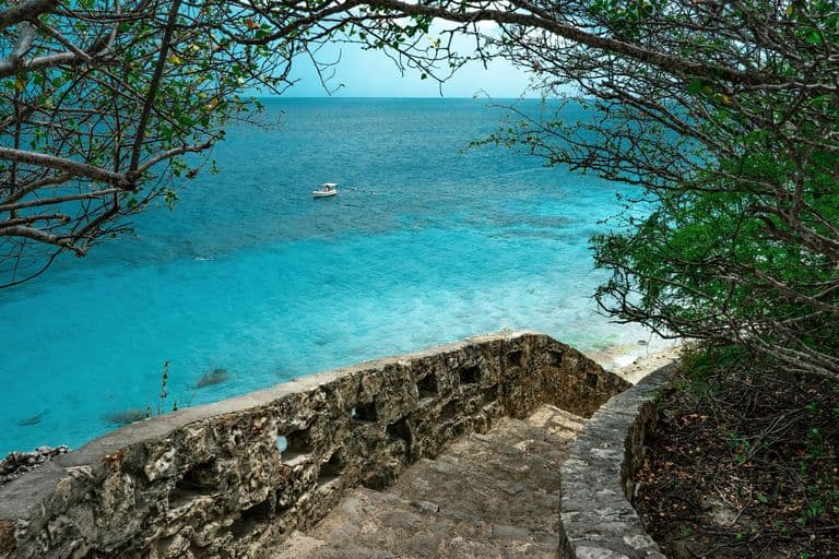 The turquoise coastline of Bonaire at 1000 Steps
