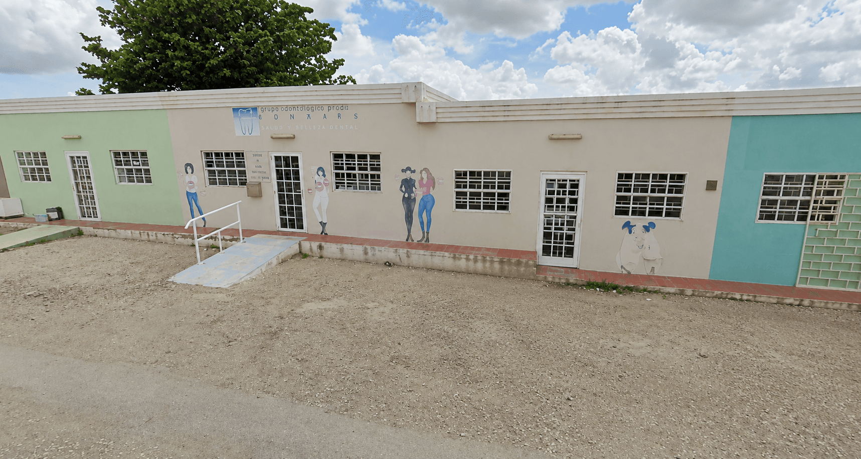 Het pand waarin Tandprothetische Praktijk Bonaire gevestigd is, met oprit en toegangshelling